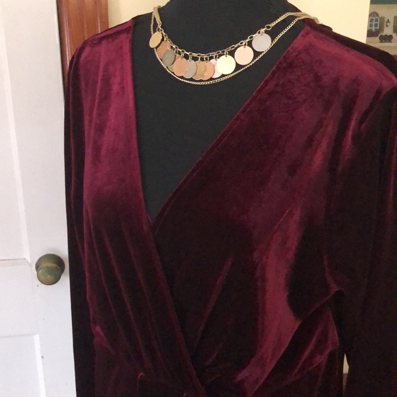 Velvety soft wine colored over the head dress - Picture 2 of 6